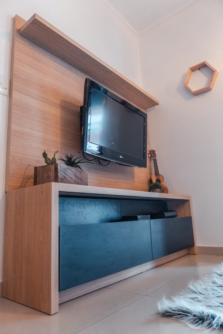 Rack de TV de madera Carpens en un living