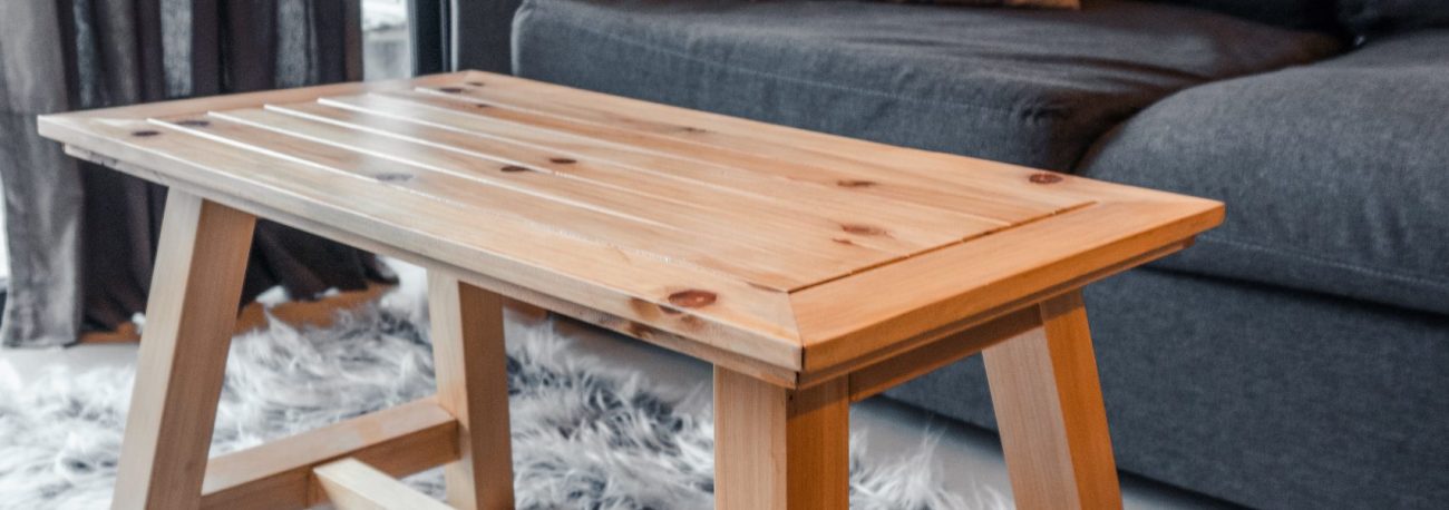 Mesa clara con acabado laqueado
