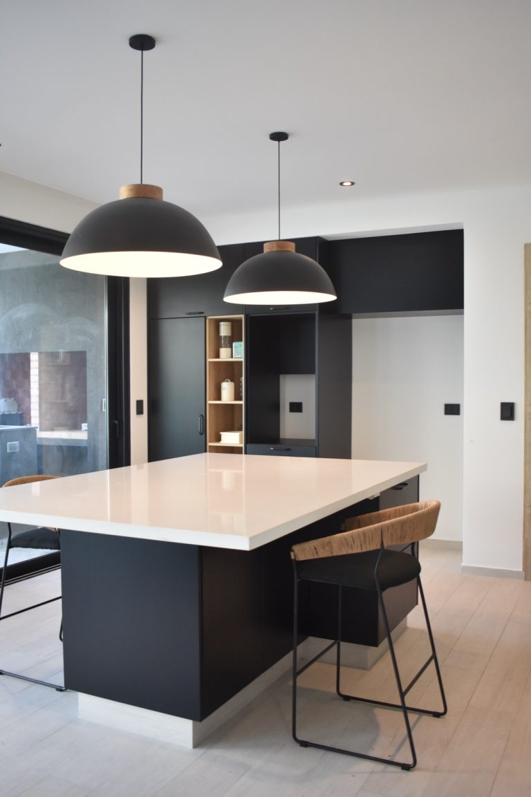 Cocina negra con isla – Carpens, Quilmes