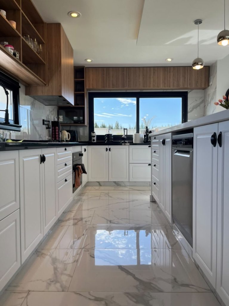 Cocina blanca con alacenas de madera – alacena a medida – Carpens