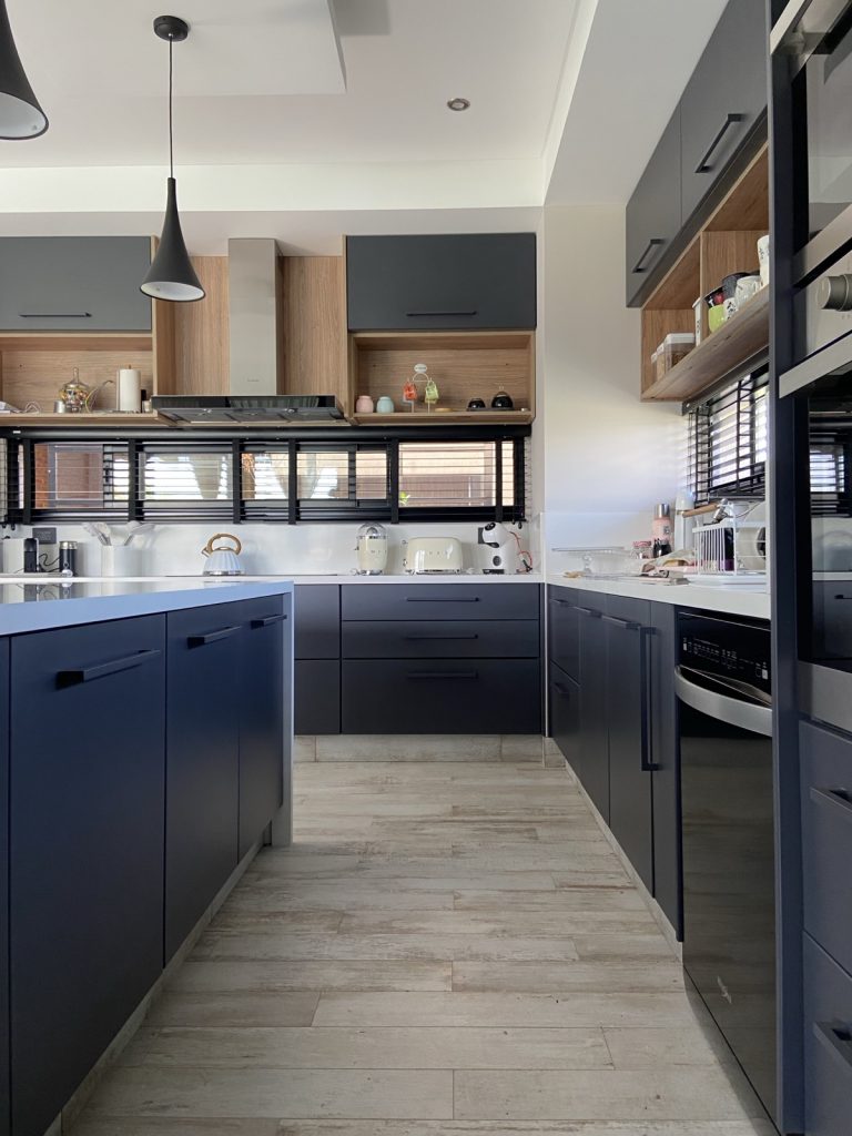 Cocina gris con nichos de madera – alacena a medida – Carpens