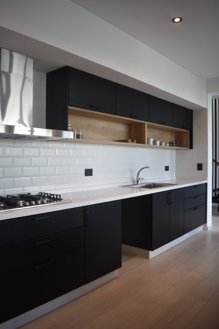 Cocina negra con estantes de madera – alacena a medida – Carpens