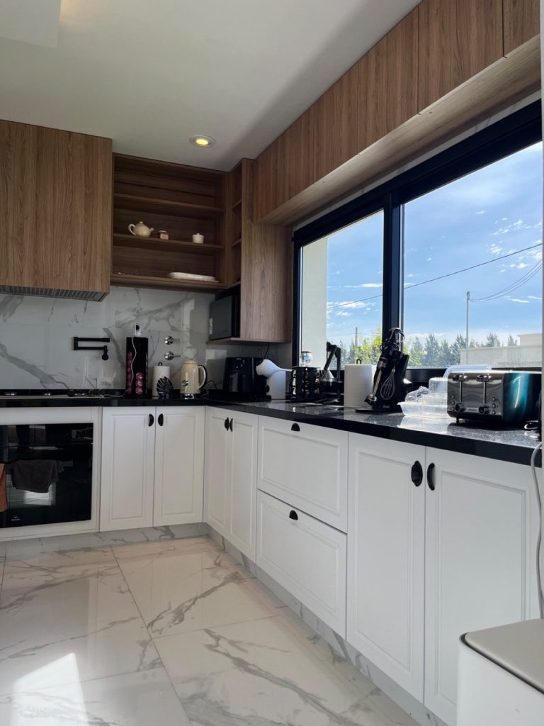Cocina blanca con alacenas de madera – alacena a medida – Carpens