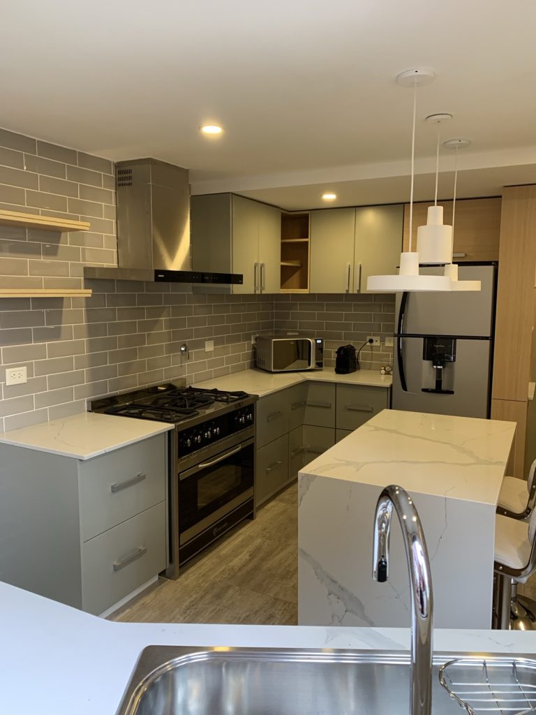 Cocina gris con alacenas – alacena a medida – Carpens