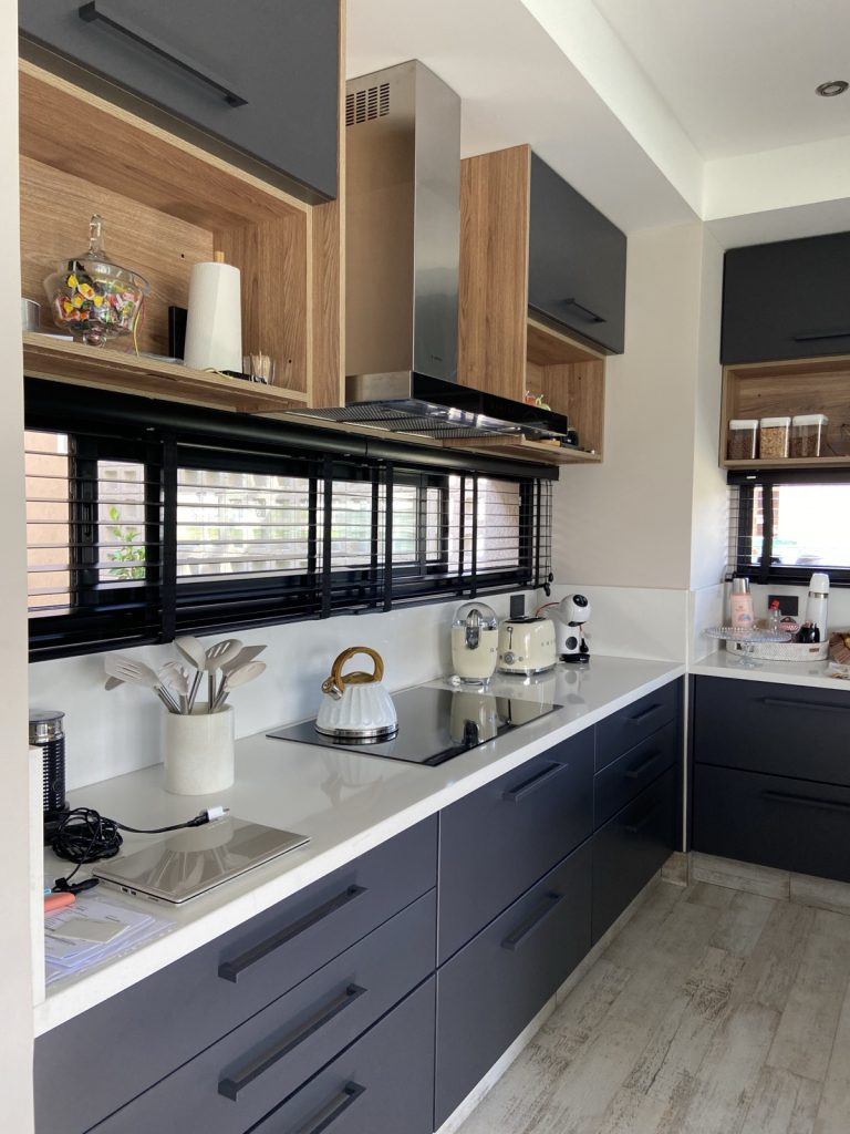 Cocina con nichos abiertos – alacena a medida – Carpens