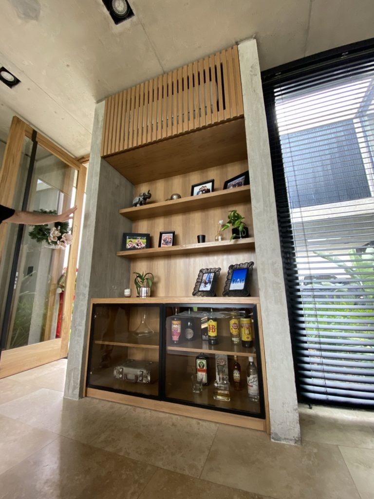 Mueble bar con vitrina a medida